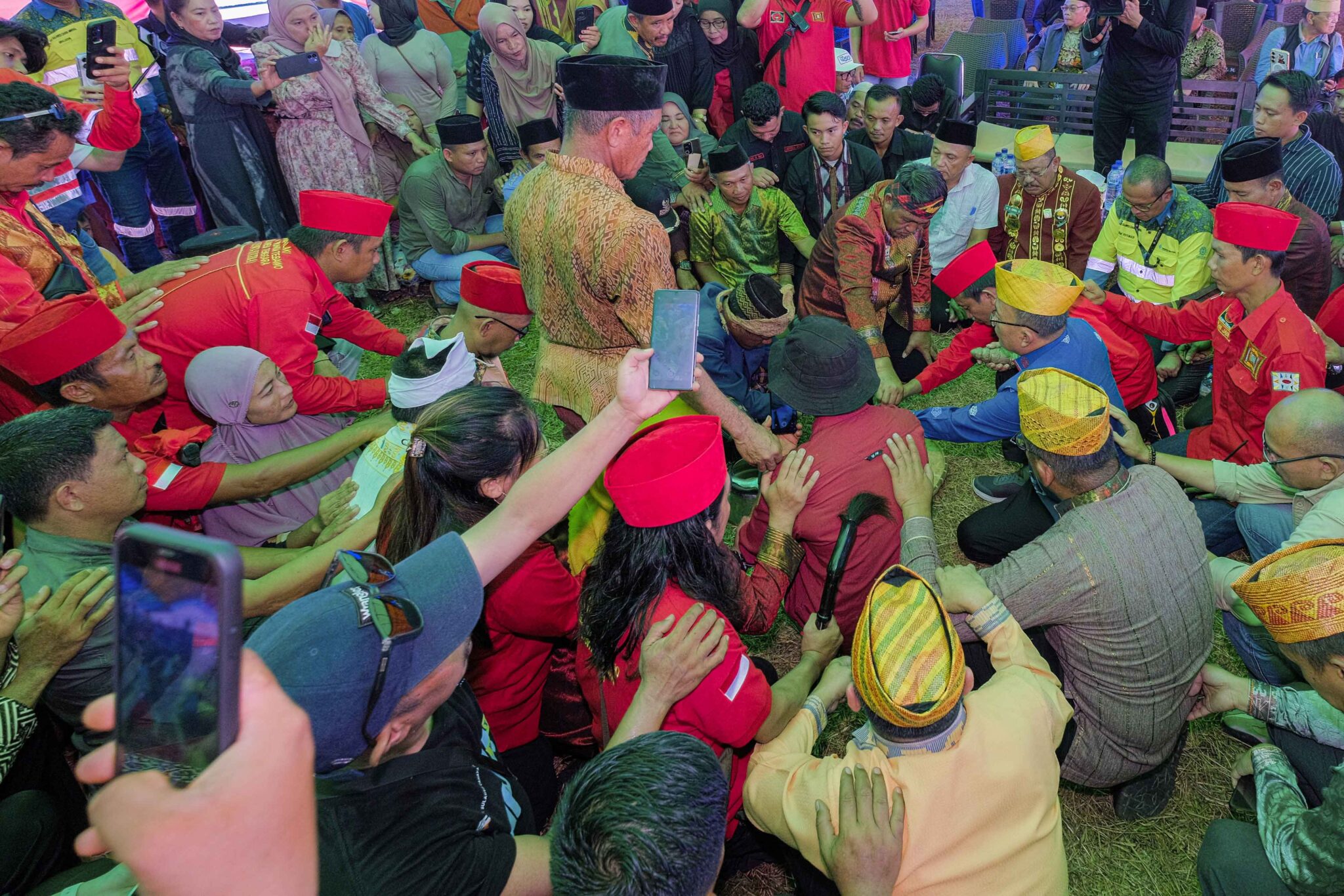 PT Merdeka Gold Resources Tbk Officially Listed on IDX, Raises Rp4.66 ...